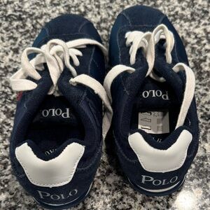 Boy’s tennis shoes